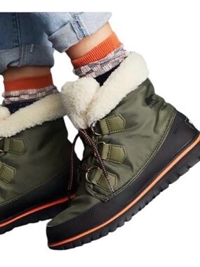 Sorel Woman’s Explorer Carnival Sz 7 Khaki Green Waterproof Fleece Lining Laces